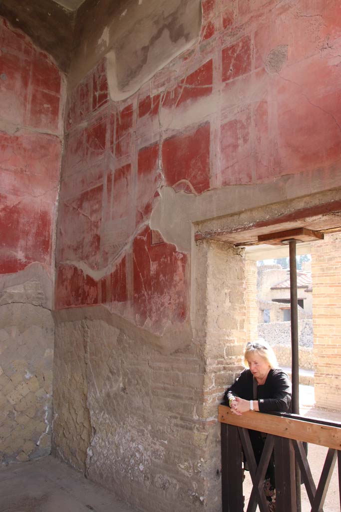 II.2 Herculaneum, September 2017.
Looking towards east wall and north-east corner of room on north side of peristyle.
On the east wall was a central painting showing Hercules in the garden of Hesperides, but now illegible.
Photo courtesy of Klaus Heese.